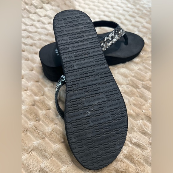 Yellow Box Elegant Black Platform/Wedge Sandals - Picture 4 of 5